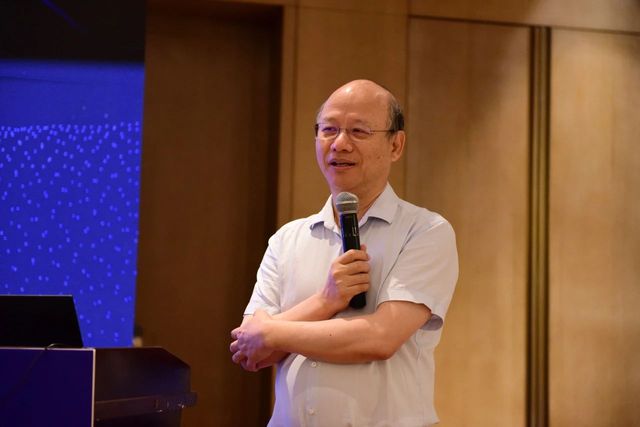 中国社科院学部委员杨开忠教授发表主旨演讲